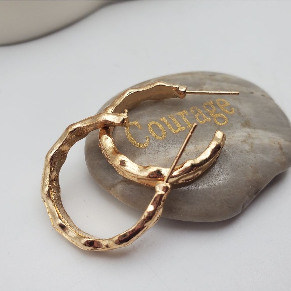 Goldātoneāspackledā earrings - Picture 2 of 2